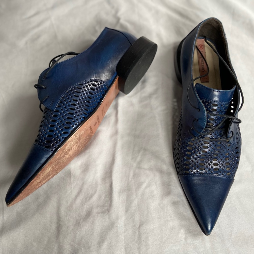 Women's Pointed Lace-Up Flats in Navy Leather